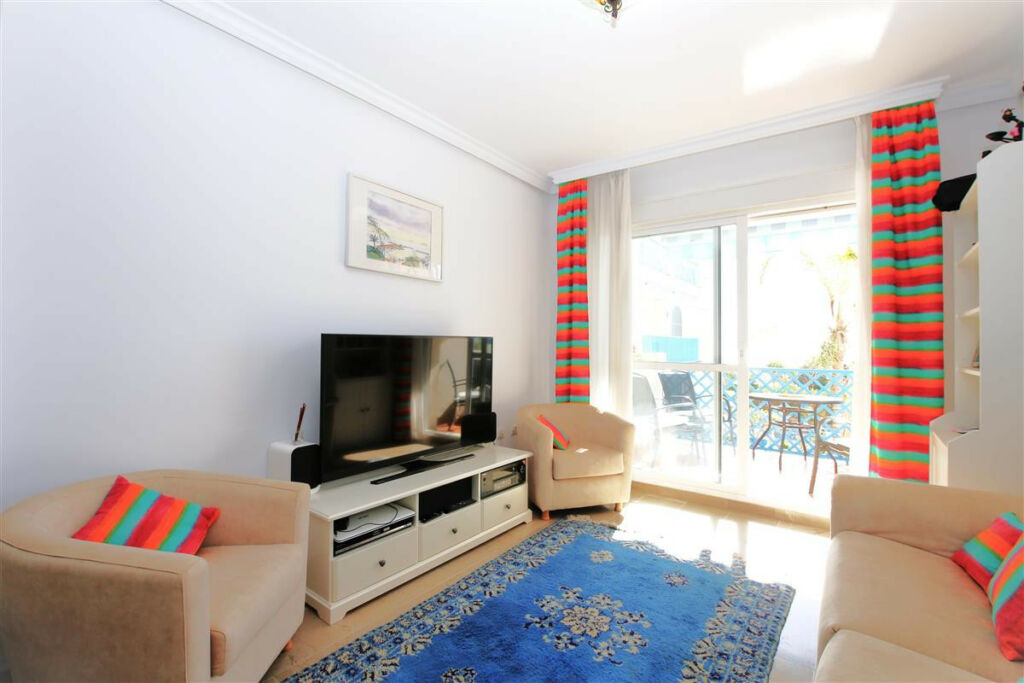 Middle Floor Apartment Estepona Málaga - image 3
