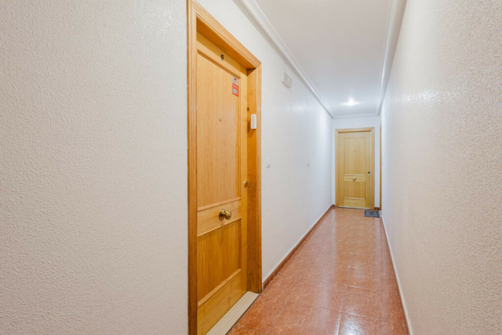 Middle Floor Apartment Torrevieja Alicante - image 3