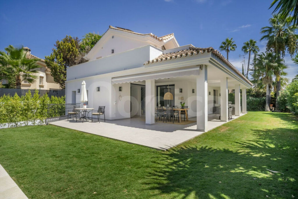 Detached Villa Nueva Andalucía Málaga - image 3