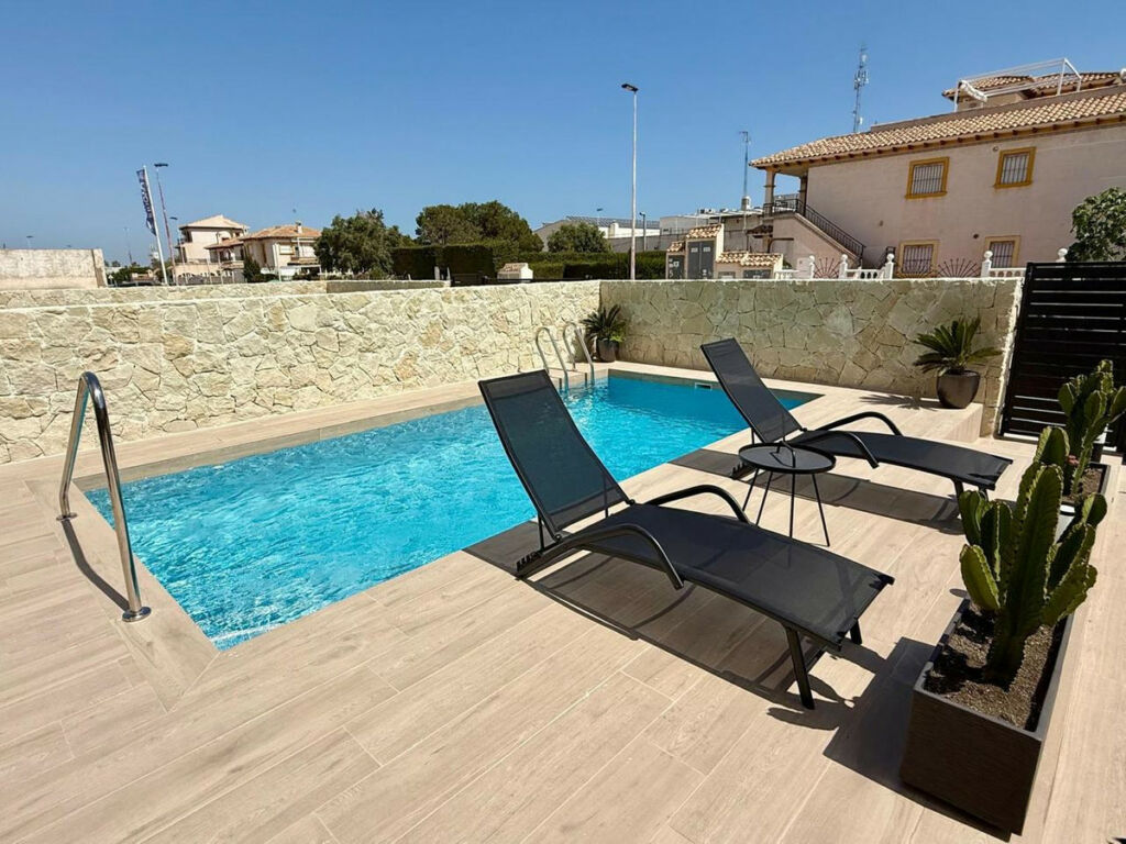 Detached Villa Punta Prima Alicante - image 3