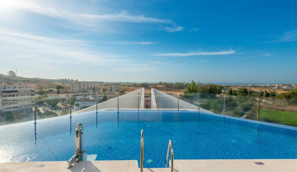 Middle Floor Apartment Nueva Andalucía Málaga - image 3