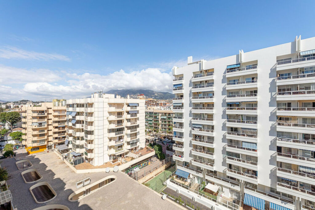 Top Floor Apartment Fuengirola Málaga - image 3