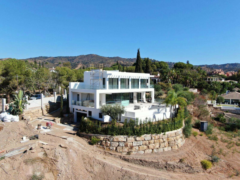 Detached Villa Elviria Málaga - image 3