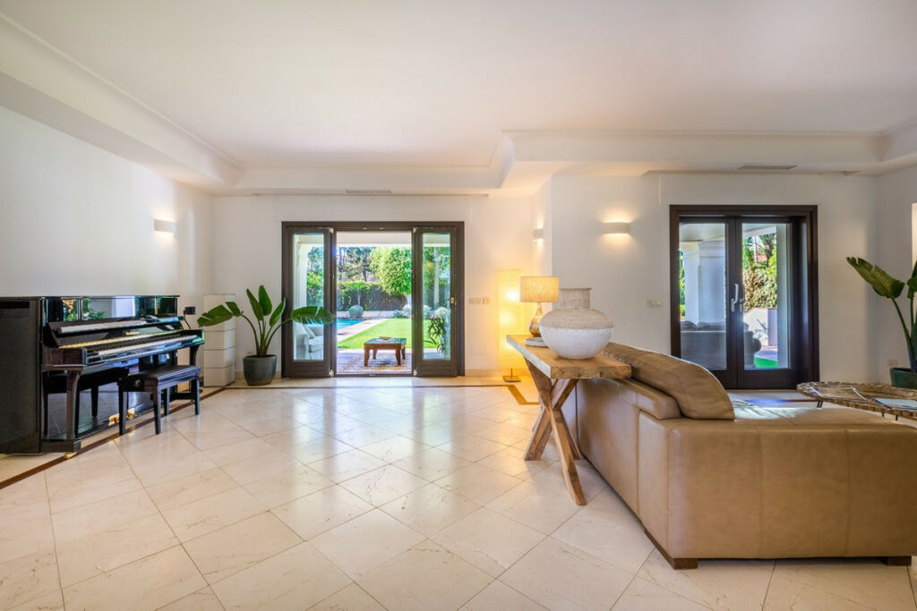Detached Villa Guadalmina Baja Málaga - image 3