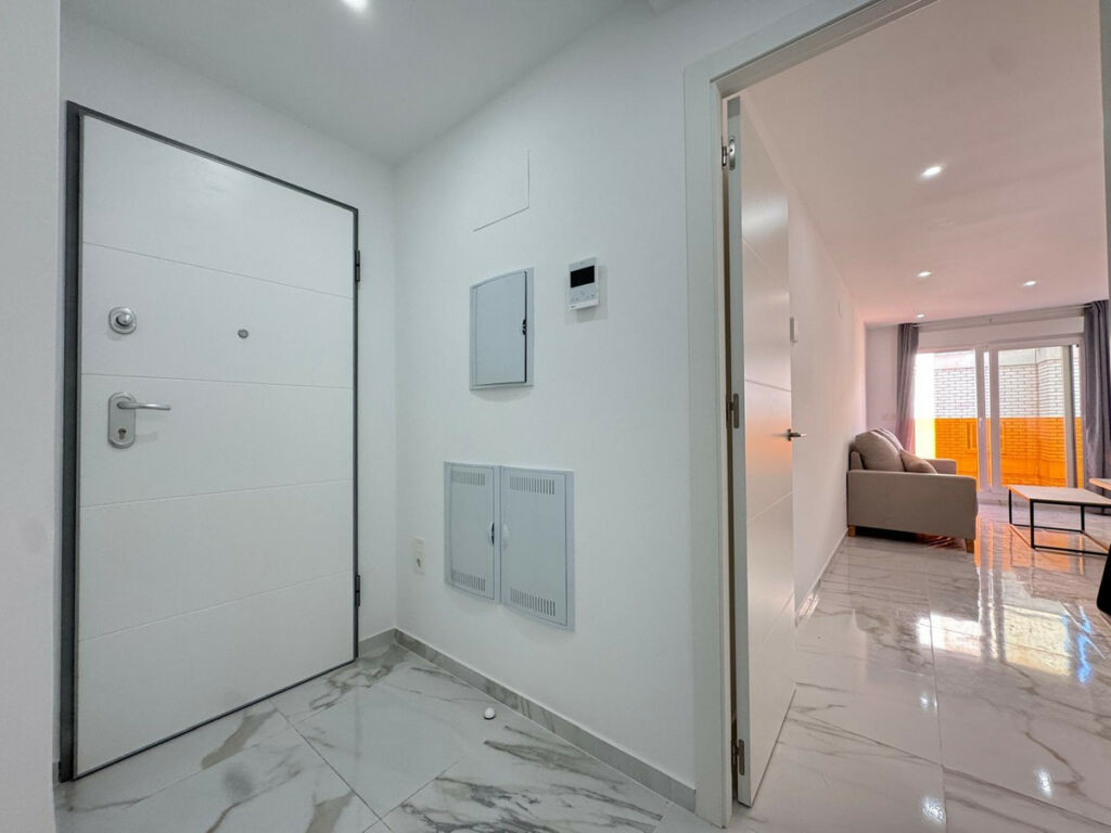 Middle Floor Apartment Torrevieja Alicante - image 3