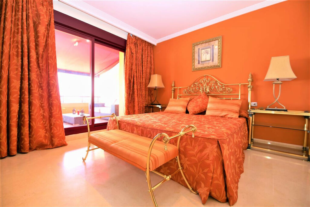 Middle Floor Apartment Estepona Málaga - image 3