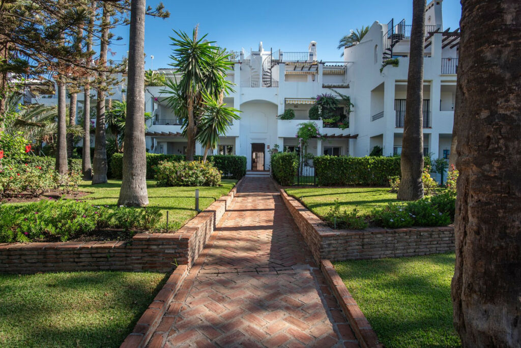Middle Floor Apartment San Pedro de Alcántara Málaga - image 3