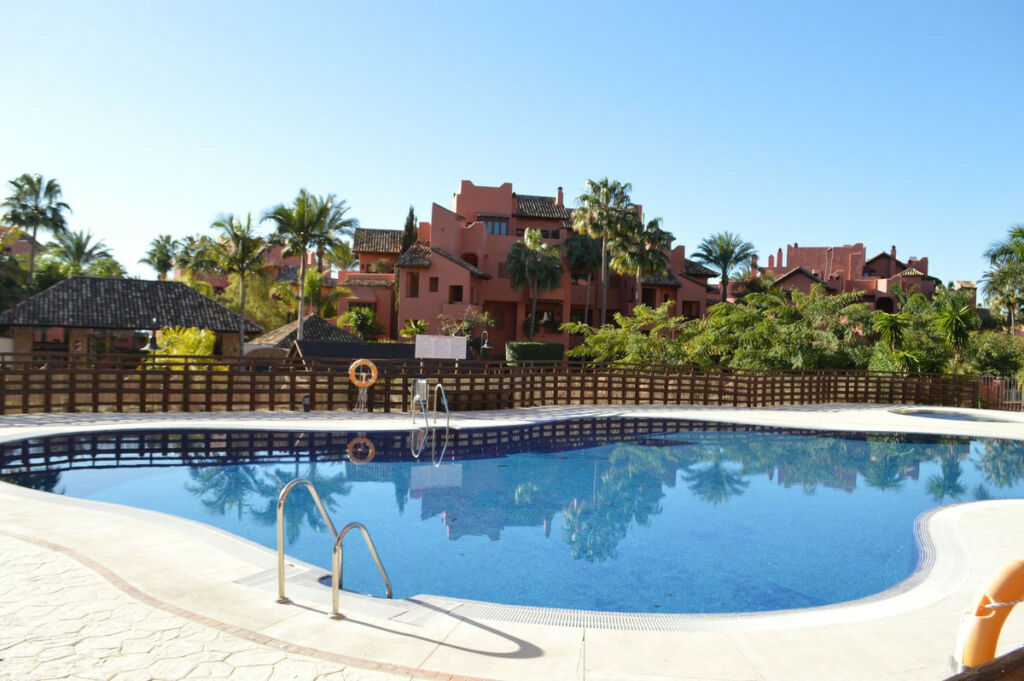 Middle Floor Apartment New Golden Mile Málaga - image 3