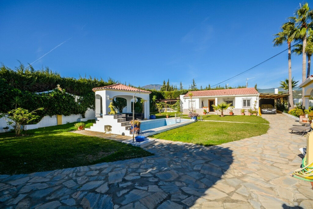 Detached Villa Estepona Málaga - image 3