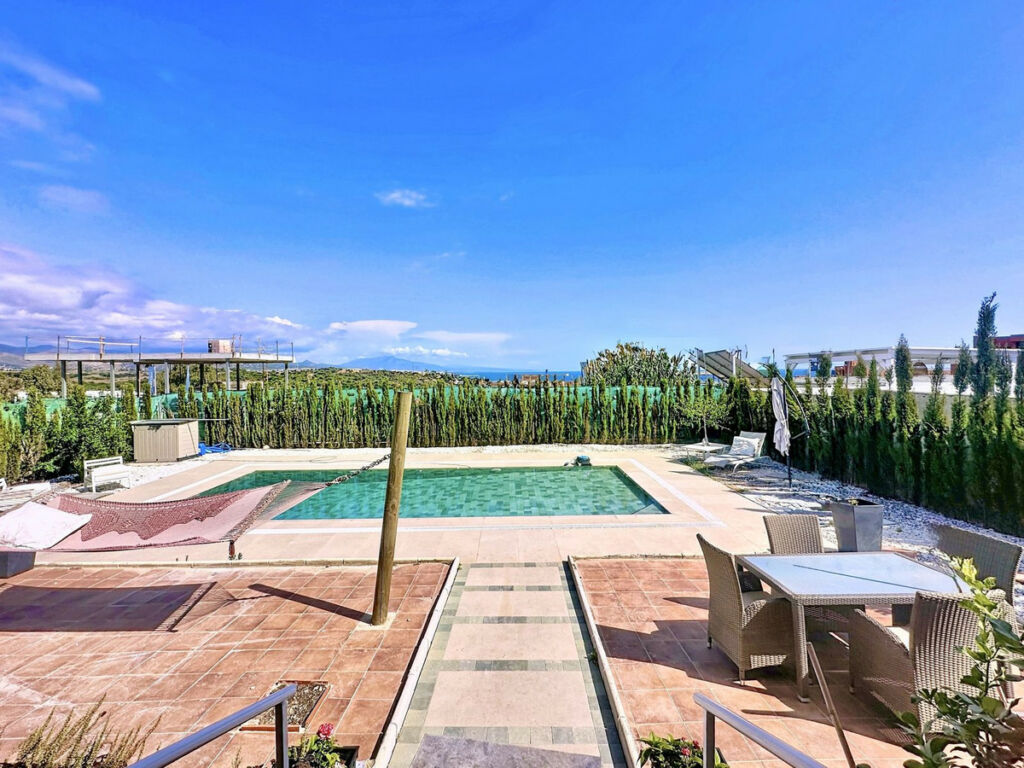 Detached Villa Estepona Málaga - image 3