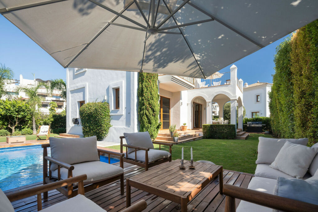 Detached Villa Estepona Málaga - image 3