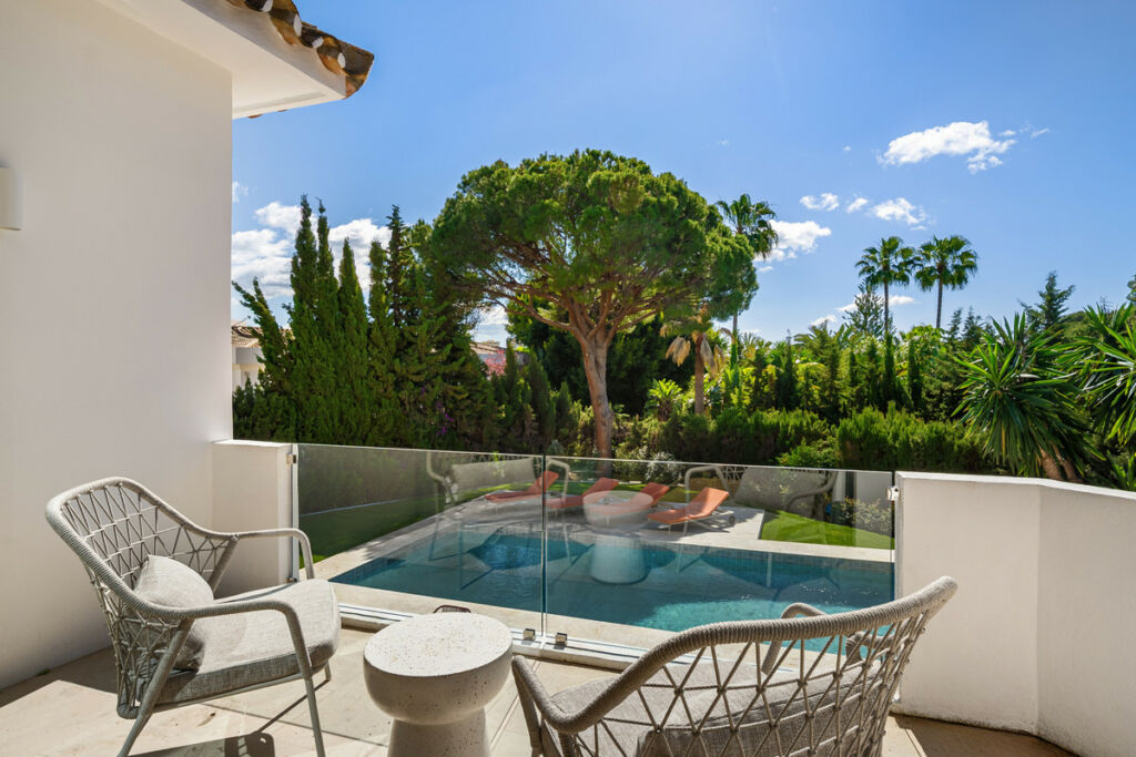 Detached Villa Nueva Andalucía Málaga - image 3