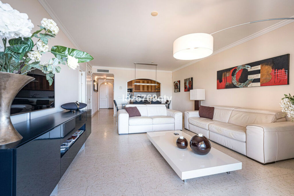 Middle Floor Apartment Benalmadena Málaga - image 3