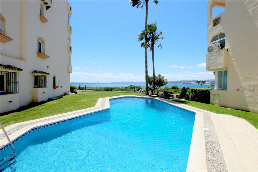Ground Floor Apartment Estepona Málaga - image 3