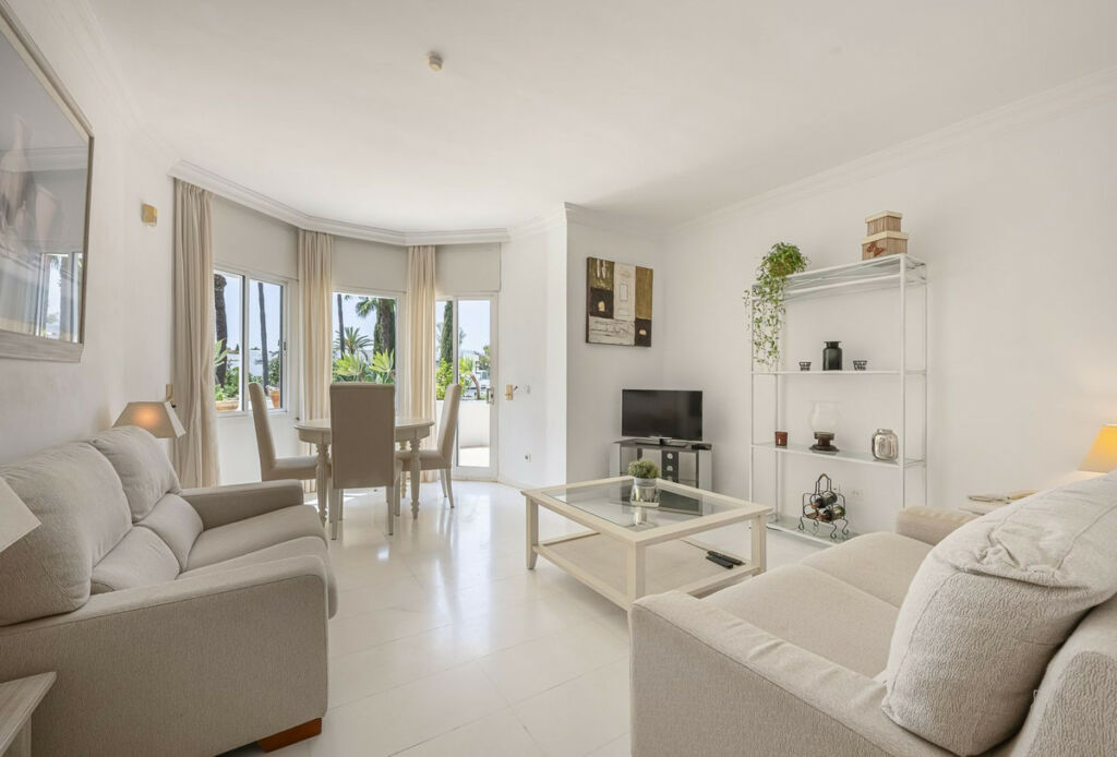 Middle Floor Apartment The Golden Mile Málaga - image 3