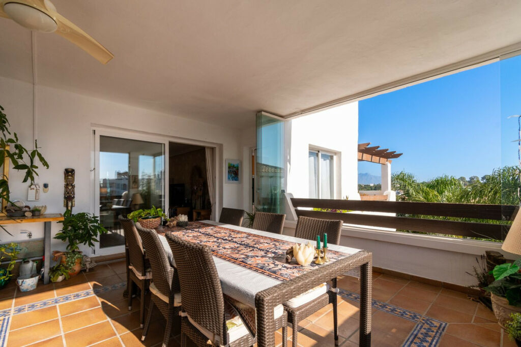 Middle Floor Apartment Estepona Málaga - image 3
