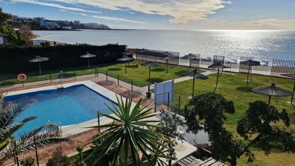 Middle Floor Apartment Estepona Málaga - image 3