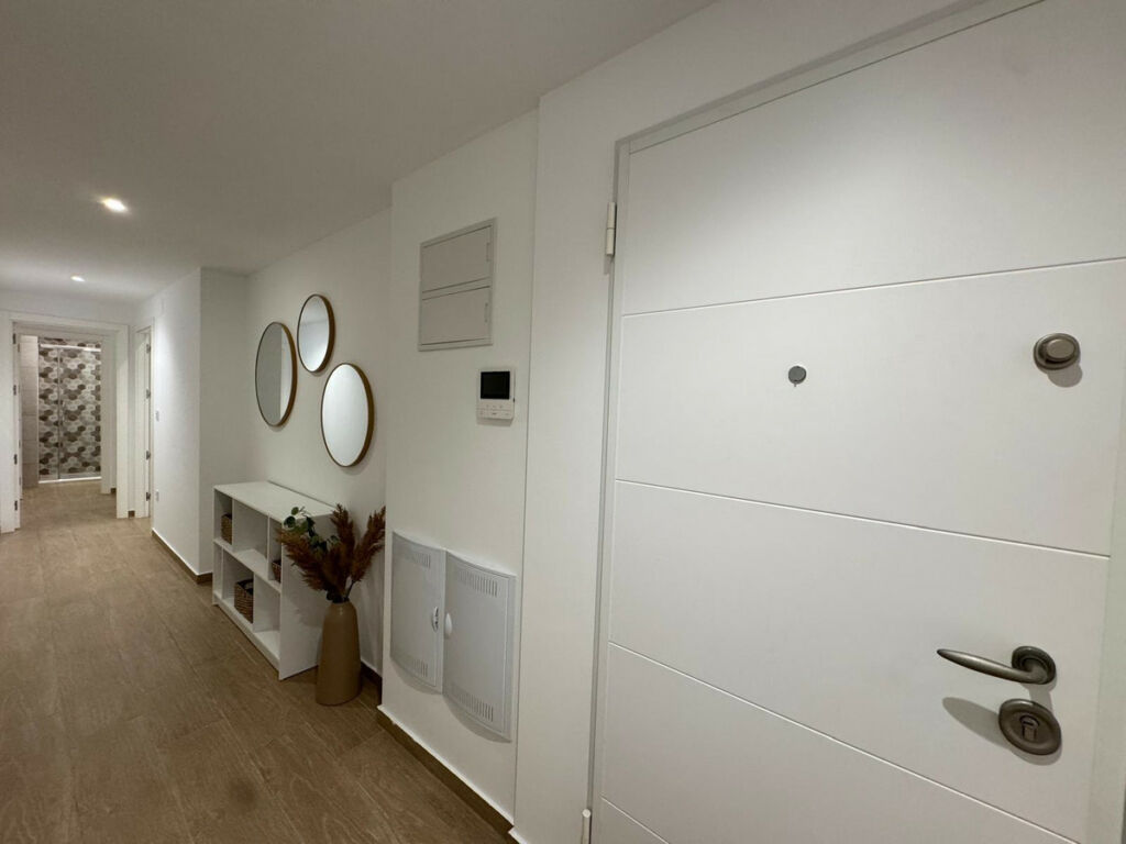 Middle Floor Apartment Torrevieja Alicante - image 3