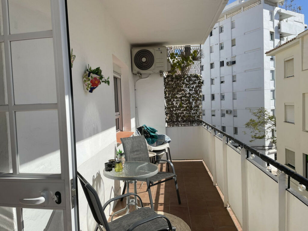 Middle Floor Apartment Estepona Málaga - image 3