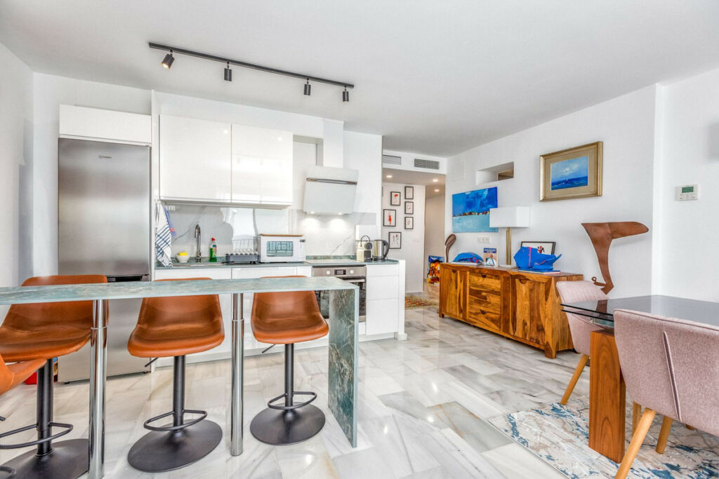 Middle Floor Apartment Puerto Banús Málaga - image 3