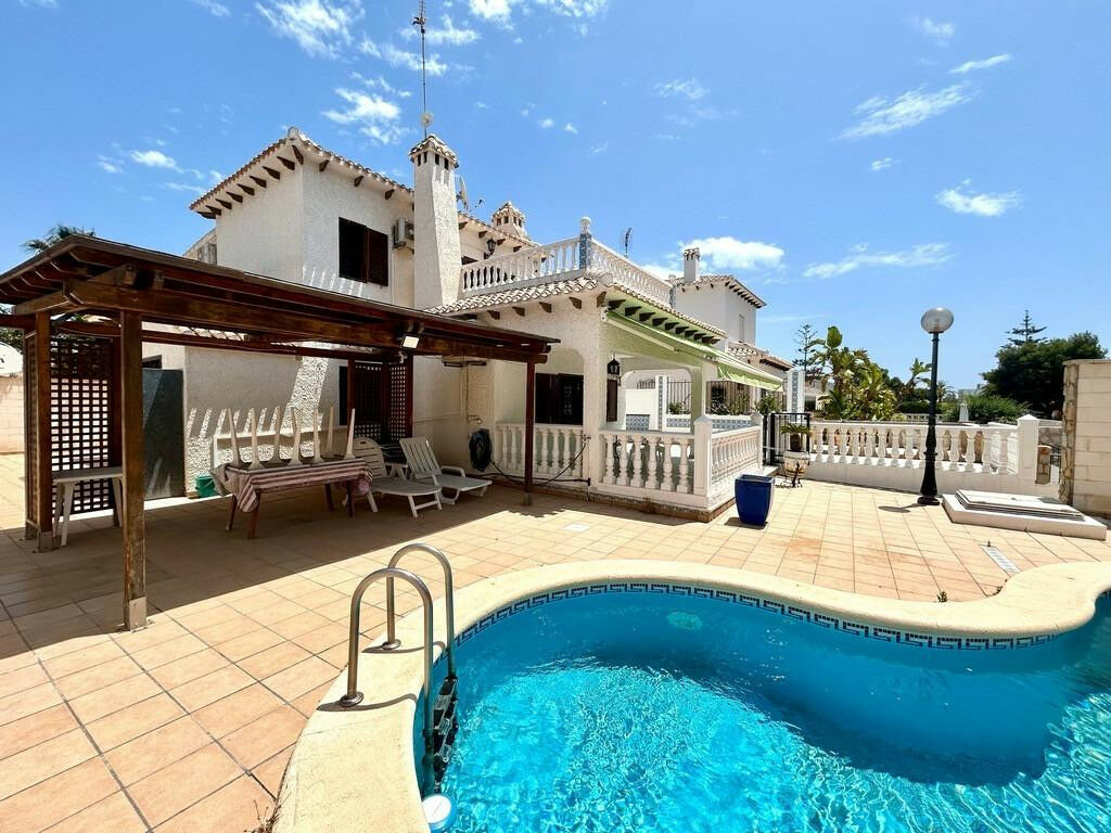 Detached Villa La Zenia Alicante - image 3