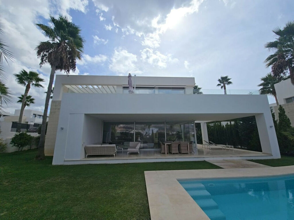 Detached Villa Río Real Málaga - image 3