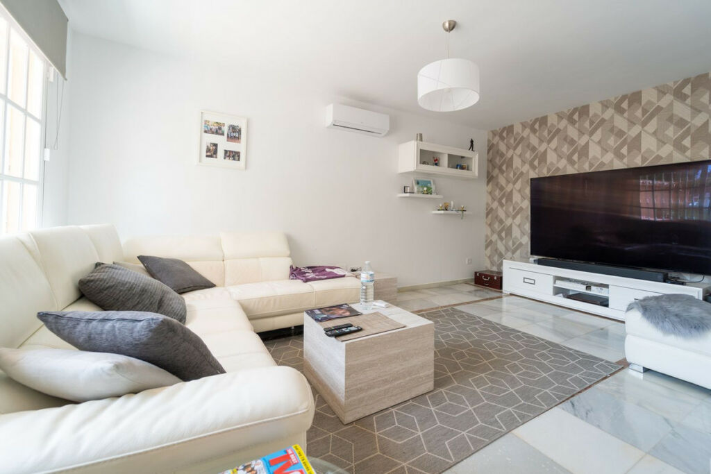 Detached Villa Fuengirola Málaga - image 3
