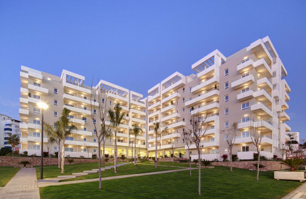 Middle Floor Apartment Nueva Andalucía Málaga - image 3
