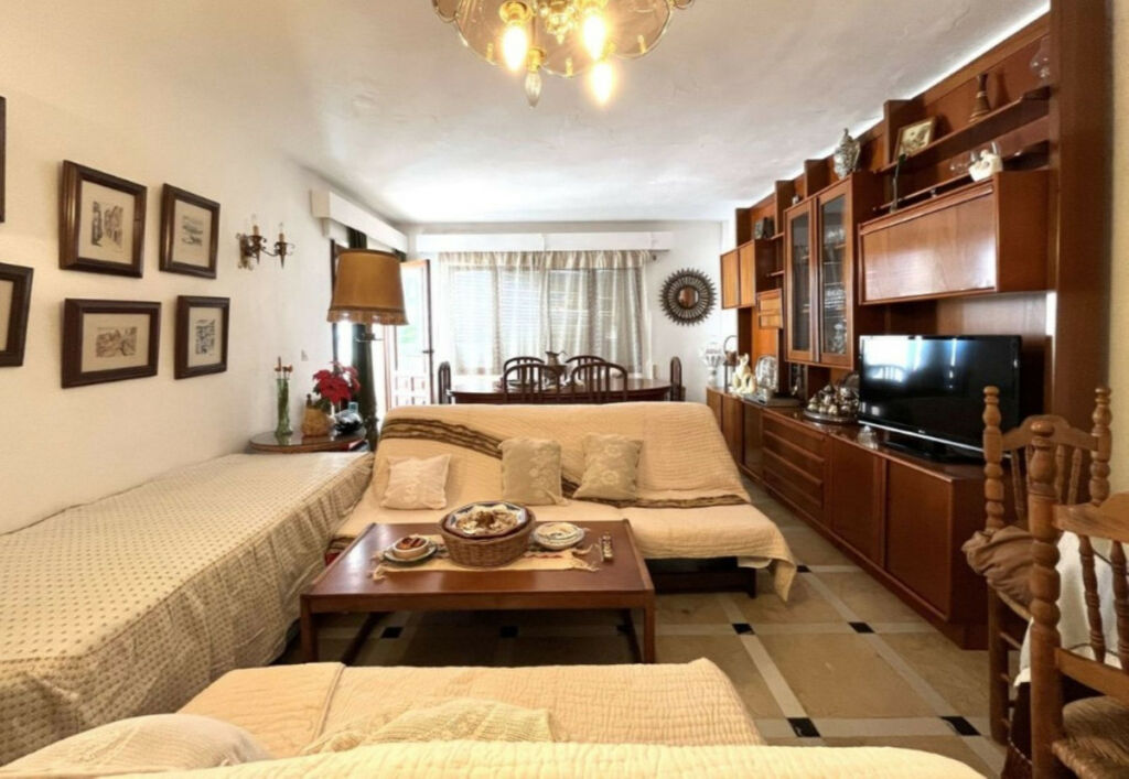 Middle Floor Apartment Estepona Málaga - image 3