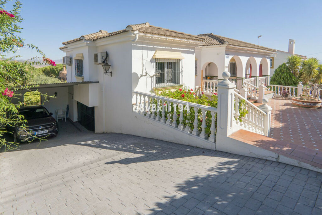 Detached Villa Alhaurín de la Torre Málaga - image 3