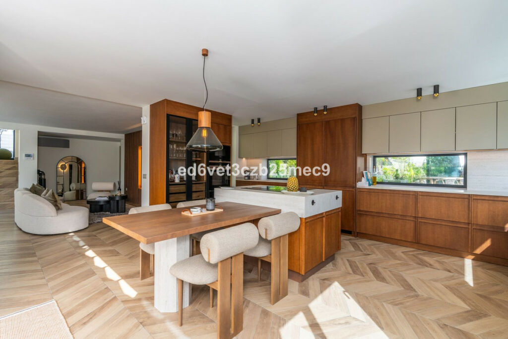 Detached Villa Nueva Andalucía Málaga - image 3