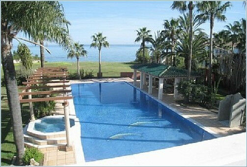 Detached Villa Estepona Málaga - image 3