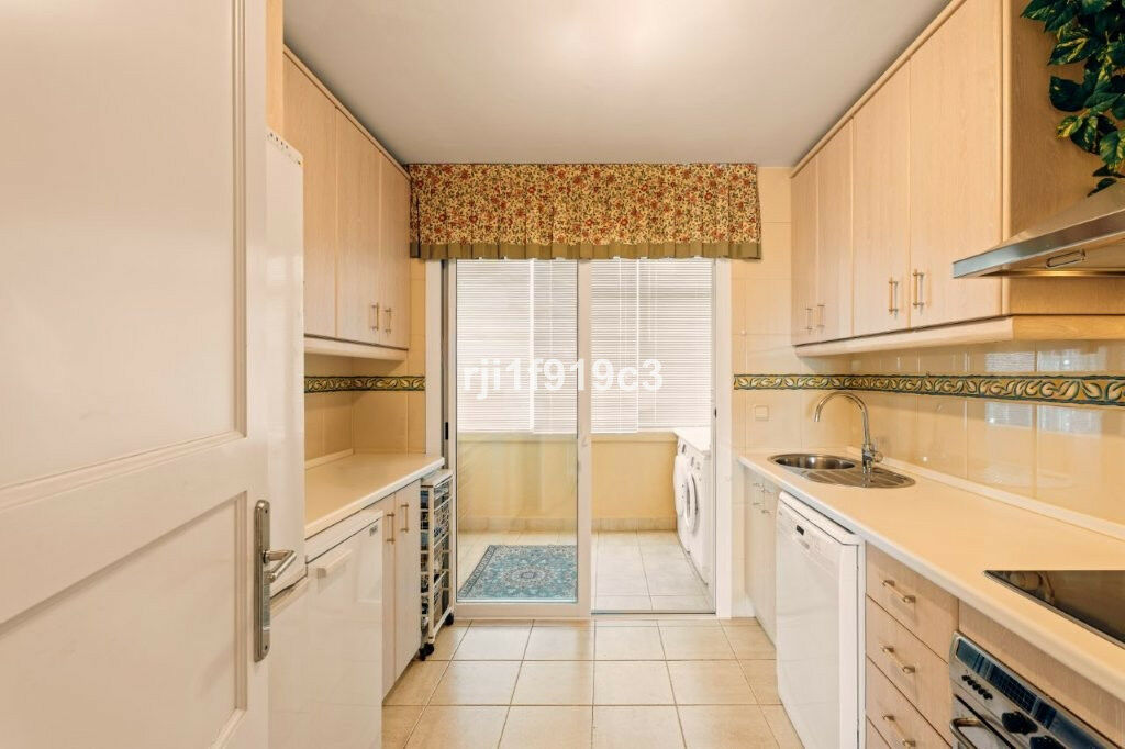 Middle Floor Apartment Elviria Málaga - image 3