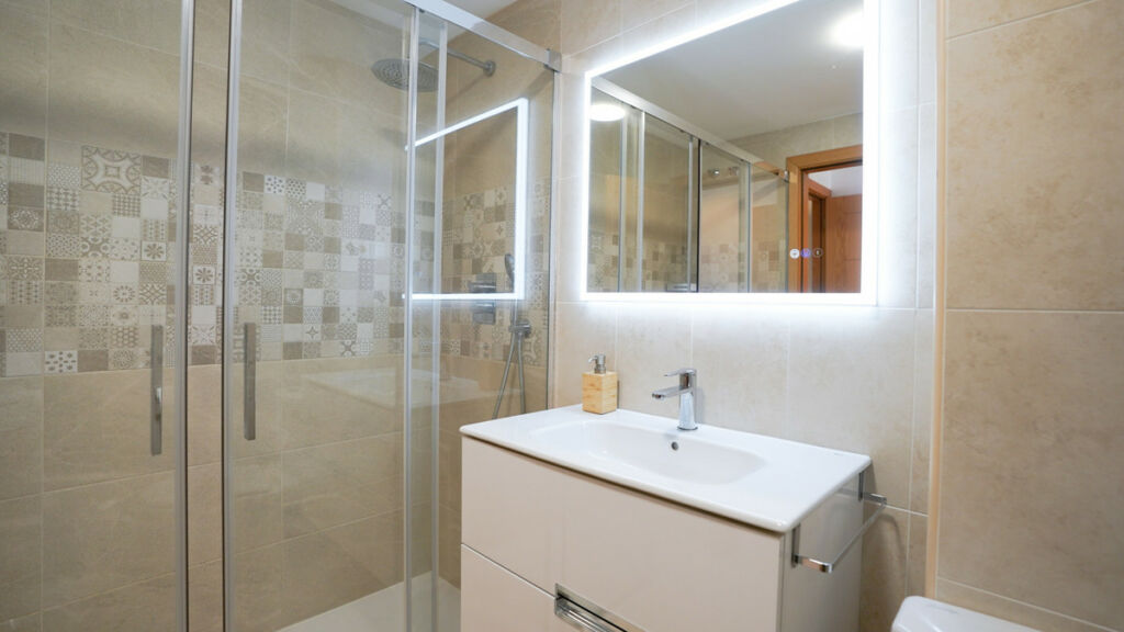 Middle Floor Apartment Nueva Andalucía Málaga - image 3