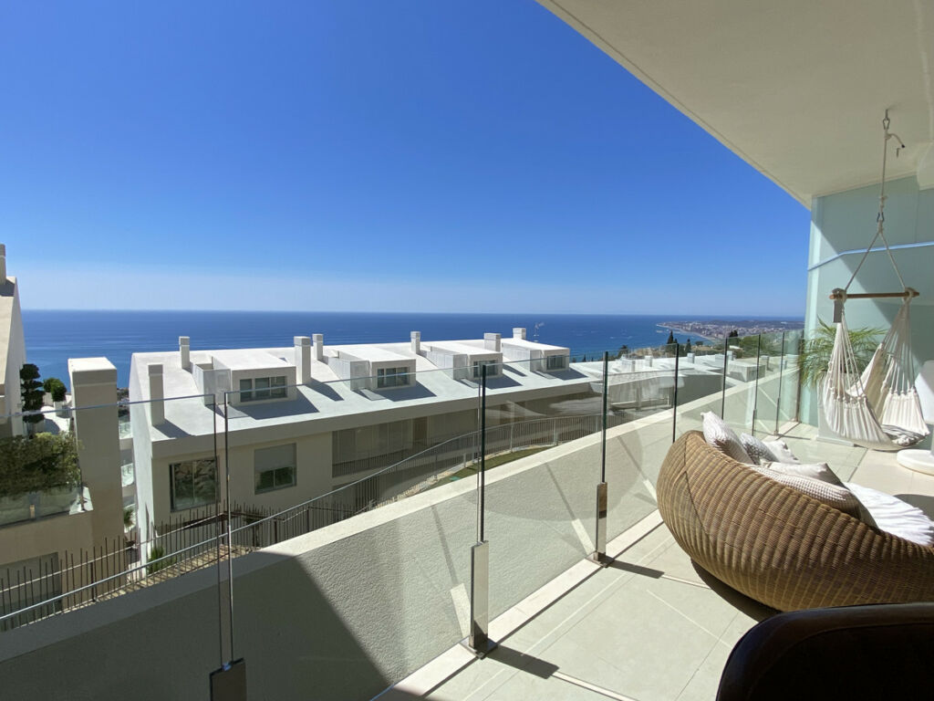 Middle Floor Apartment Benalmadena Pueblo Málaga - image 3