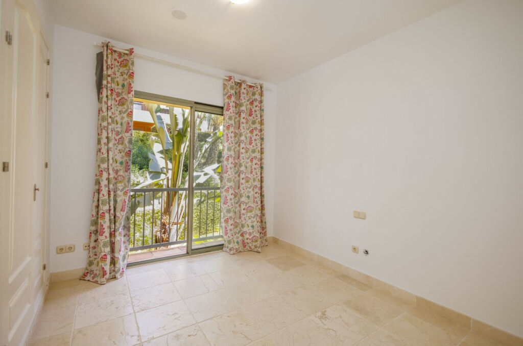 Middle Floor Apartment Estepona Málaga - image 30