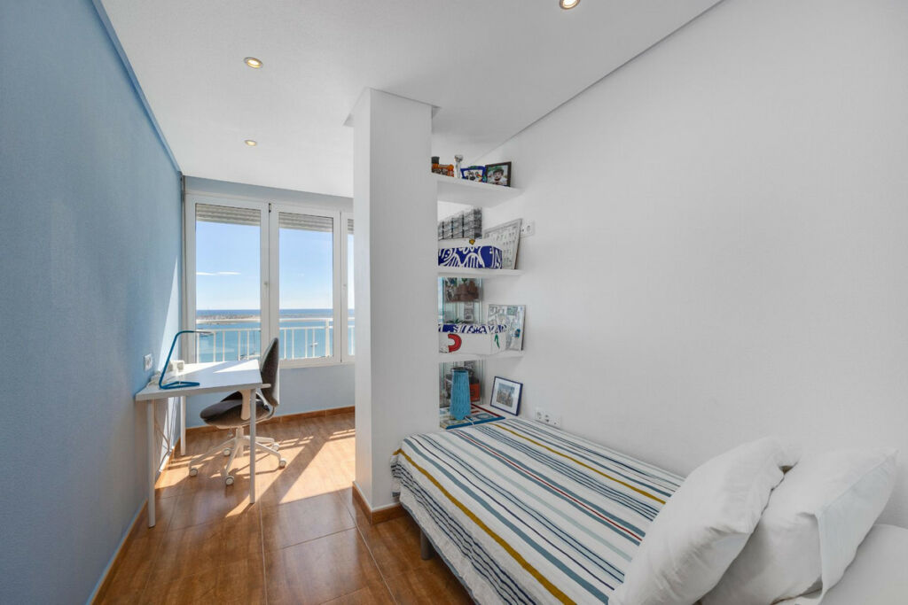 Middle Floor Apartment Torrevieja Alicante - image 32