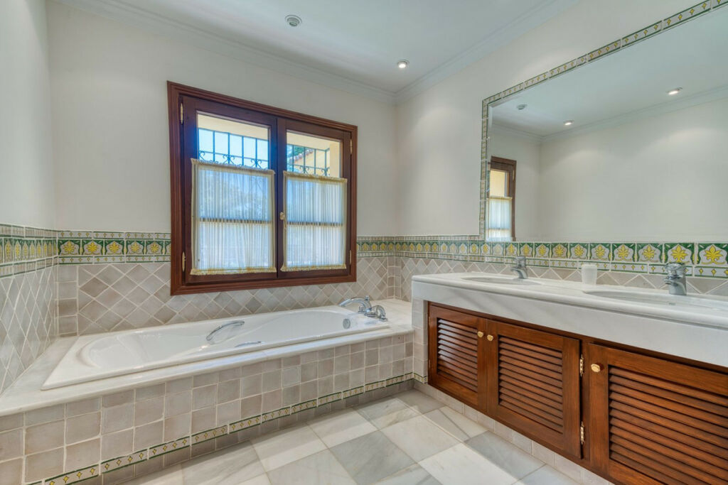 Detached Villa La Zagaleta Málaga - image 32
