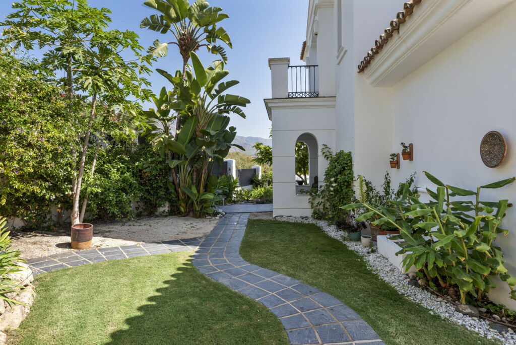 Detached Villa Nueva Andalucía Málaga - image 32
