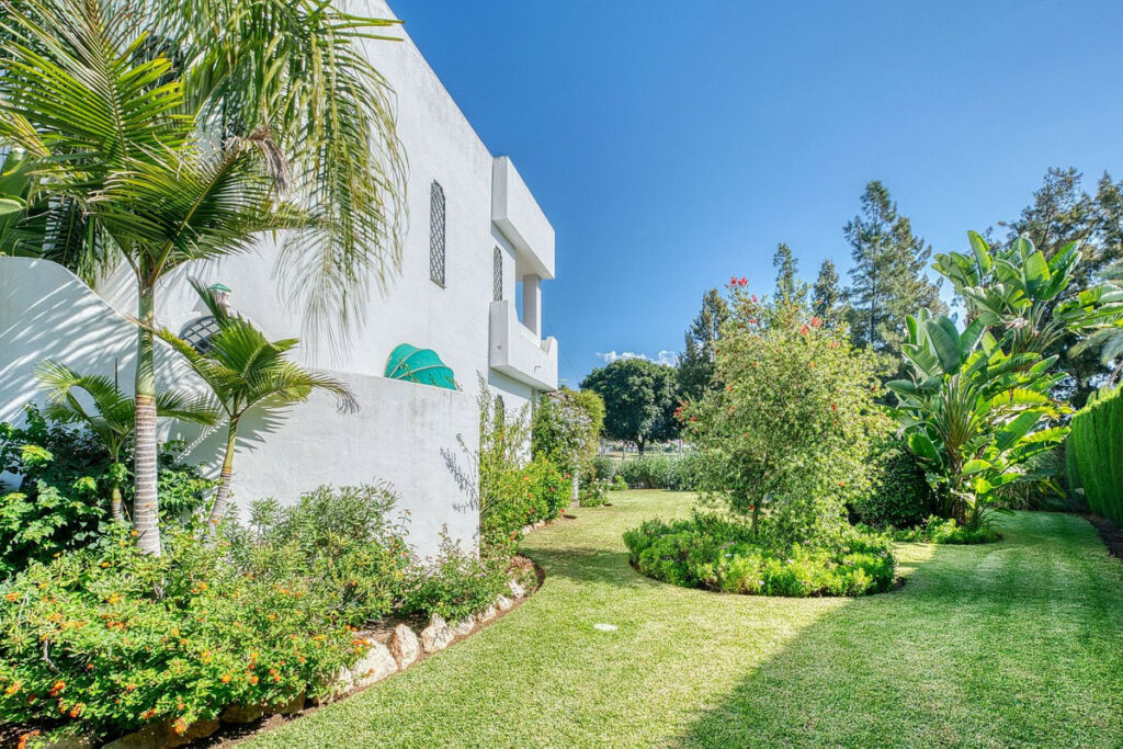 Detached Villa Nueva Andalucía Málaga - image 33