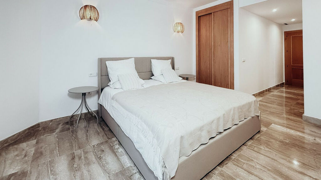 Middle Floor Apartment Estepona Málaga - image 34