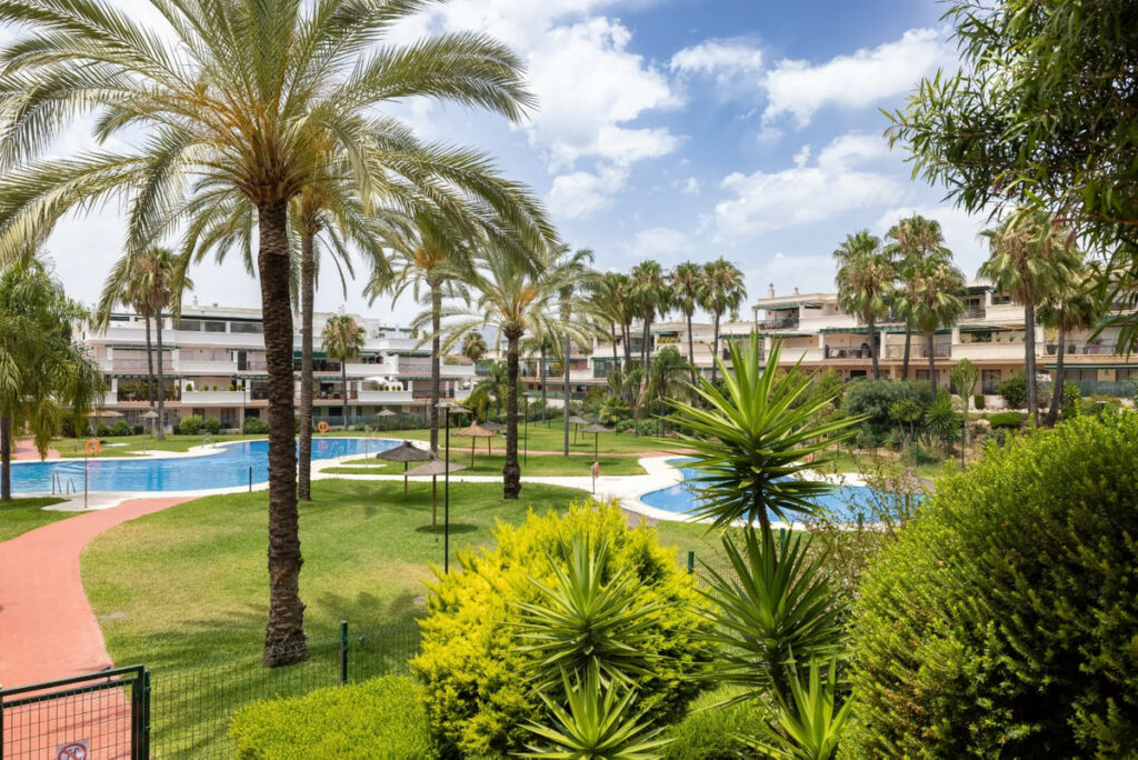 Middle Floor Apartment Nueva Andalucía Málaga - image 34