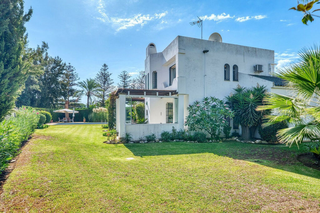Detached Villa Nueva Andalucía Málaga - image 34