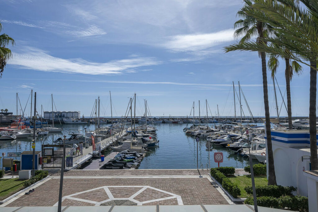 Middle Floor Apartment Estepona Málaga - image 25