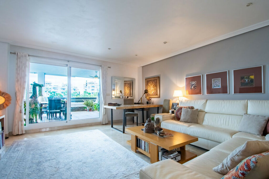 Middle Floor Apartment Estepona Málaga - image 33