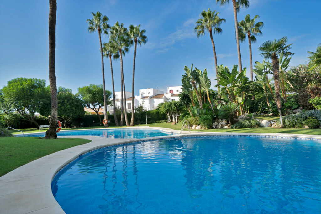 Middle Floor Apartment Estepona Málaga - image 35