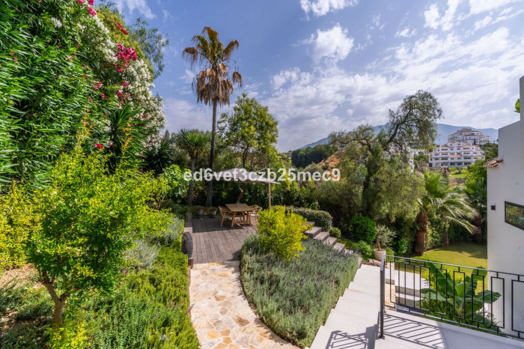 Detached Villa Nueva Andalucía Málaga - image 36