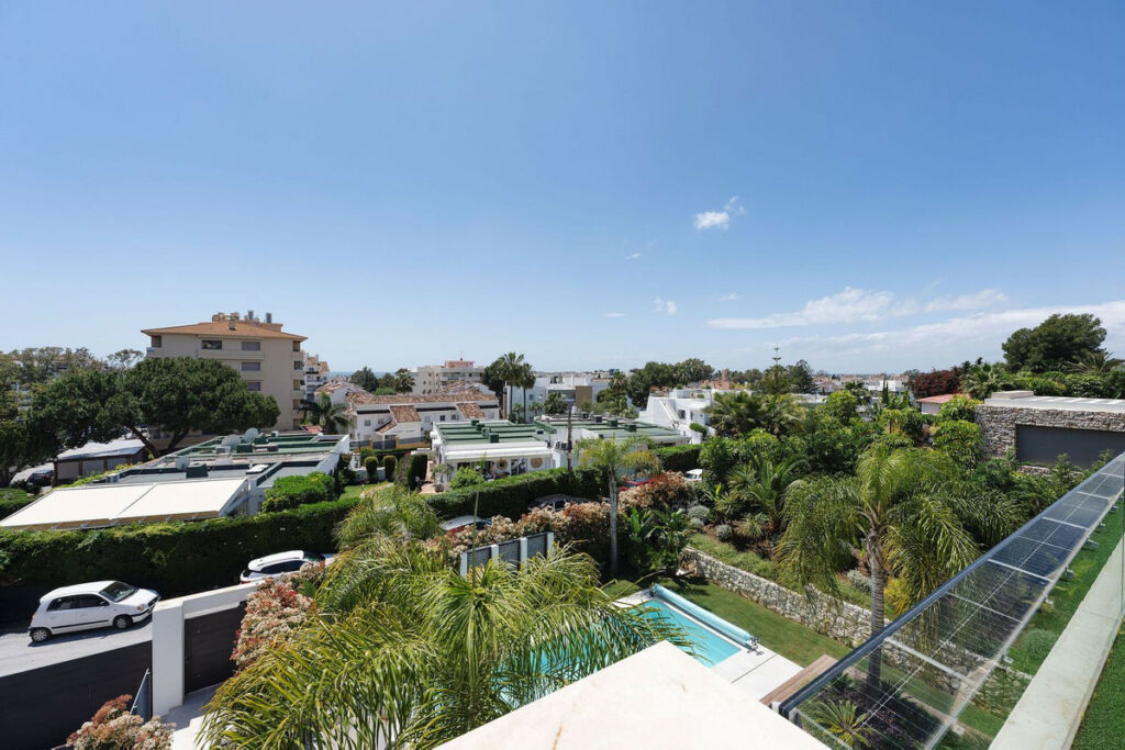 Detached Villa Nueva Andalucía Málaga - image 36
