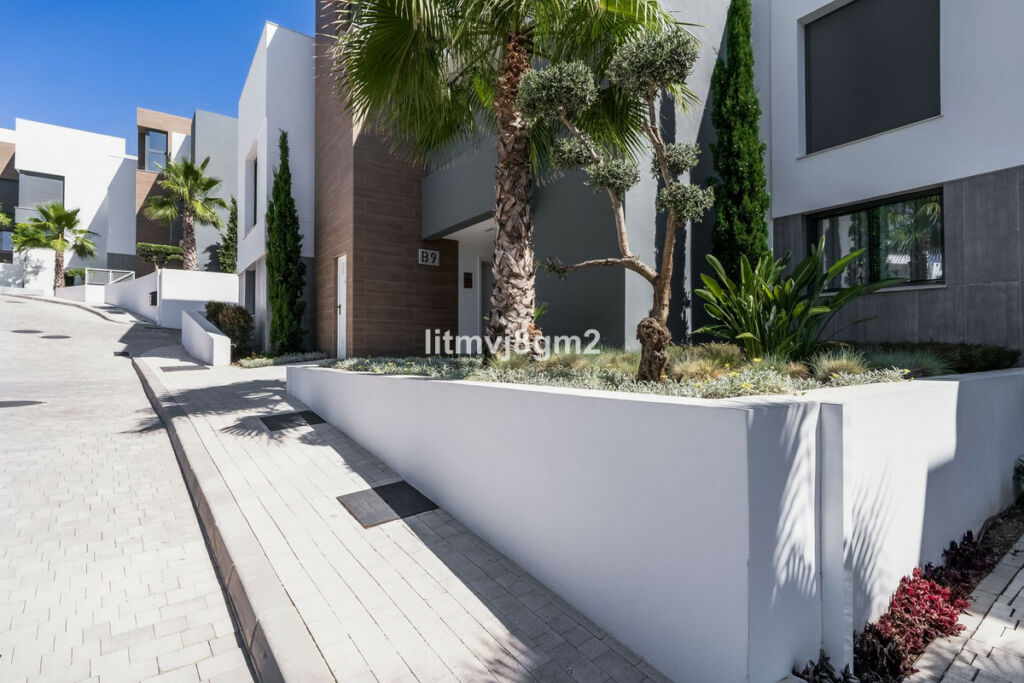 Middle Floor Apartment Cabopino Málaga - image 36