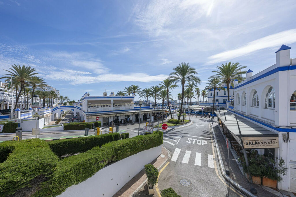 Middle Floor Apartment Estepona Málaga - image 27
